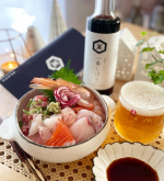 ＿＿＿＿＿ ⋄ 𓇼・・海鮮丼で晩ごはんᗦ↞︎◃︎ ・・海鮮丼のお醤油は直接かけない派。・・亀甲萬本店 さまの『生醤油 一番しぼり』・・諸味を搾る際になるべく圧力をかけずに自然に&hellip;のInstagram画像