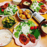 今日の晩ごはん。#鶏肉の照り焼き 。#じゃがいもの甘辛炒め #ピリ辛きゅうり 。鶏肉の照り焼きに使ったお醤油。最高クラスのうま味生醬油二段熟成 二段熱成（再仕込）製法で醸造し た、最高ク&hellip;のInstagram画像