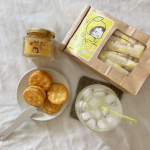 ［ 某日 #おやつ ］梅雨はどこいった天気が良くて風が心地よくてちょうどいい気候ぽやぽや昼寝したくなる今日のおやつは、とっておきのレモンジャムをクラッカーにサンド炭酸水で作ったレモ&hellip;のInstagram画像