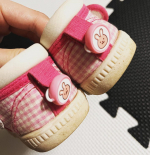 aiueo123aiueo123、保育園から、なにか目印になるようなものをつけてくださいと言われ、今までは、髪ゴムを踵につけていました⭐️、最近は子供が保育園に行きたがらずに、朝連れていくの&hellip;のInstagram画像