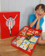 .👦「やったぁ～❤️　すごーーーっ❤️｣👧「え❤️　やばすぎる❤️｣👨「めちゃ入っとるやん⤴️｣👩「箱までかわいい❤️　グリコの箱は　ママもらうよ❤️｣家族みんなテンショ爆上がり&hellip;のInstagram画像