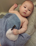 もっちり泡でしっとり潤う洗顔フォーム。4人目ちゃんずいぶん手先が動かせるようになって洗顔泡立てネットが好きらしい。ちょっとシャカシャカしたもの赤ちゃんって好きだよね。洗顔フォームを&hellip;のInstagram画像