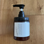 2人お風呂に入れながらシャンプーするの難儀すぎるんだけど、児童館でシャンプーやら化粧水やらの話になっておすすめされたこれは手間が短縮されてよかった！本当に泥っぽくて泡立たないし不安にはなるけど洗い上が&hellip;のInstagram画像