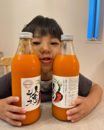奇跡の人参ジュースをお試しさせてもらったよ🥕！..ふみぼーちゃんはこういうのあんまり好まないかなと思ったら、ふみぼーちゃんが激ハマりした👏👏..意外とおぱるにはハマらず、ワタシ&hellip;のInstagram画像