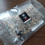 カネ吉のだしふり（まぐろ）です。まぐろ節、とろろ昆布、海苔、醸造酢だけで、食塩相当量が0.07gなのですが、風味が良いので、子供達がそのまま食べたがります。揚げ出し豆腐にネギとだしふりをのせて&hellip;のInstagram画像