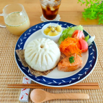 肉まんランチ❤いつものおうちごはんにプロテインスープ をプラス。お湯を注いで混ぜるだけ。簡単。チキンプロテインスープたんぱく質がしっかり摂れます。コラーゲンも。食物繊維 も。＊肉&hellip;のInstagram画像