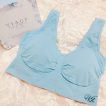 楽ちんなナイトブラでくつろぎ中🎵新色が私の大好きな水色で飛びついた🙌伸縮性ばつぐんに良くて柔らかいから着ててしんどくないっ☺あと汗で張り付いたりしないの(ﾟoﾟ)パットもついてるから胸&hellip;のInstagram画像