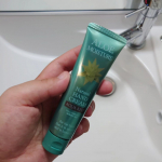 手の乾燥に悩んでる私(T_T)『アロエモイスチャー』で手のケアを始めたよ☆このハンドクリーム、しっとりするような使い心地なんだけど、肌なじみが良くてベタベタしないから凄く使いやすくて気に入ってる&hellip;のInstagram画像