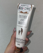 夏で肌を見せる機会が多くなると思うのでこちらを使用し始めました♡【薬用】ニキビもケアできるホワイトニングジェルニキビやあせも、ひび、あかぎれもケアできるボディー&フェイス用のジェルクリームです&hellip;のInstagram画像