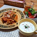 .本日の #パスタランチ🍴 #ナポリタンパスタ🍴 グリーンサラダ🍴 新たまねぎとコーンのポタージュ有り合わせでいつもの #ワンパンパスタ横長のフライパンにスパゲティ、水、ベーコン、新&hellip;のInstagram画像