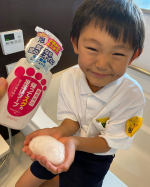 毎日蒸し暑い日々&hellip;疲れるからか、走り回って汗をかくからか、学校帰宅後の子ども達の足の臭いが強烈すぎて困っていたのですが、「薬用柿渋　帰ってスグの足洗いソープ」使ってみました💕スプレーする&hellip;のInstagram画像