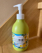 少しとろみのあるジェルだから肌馴染みが良く、くるくるマッサージしながらできるのが気持ちいいです♪しばらくくるくるすると、白くポロポロっとジェルが変化するので角質取れてる感がしてしまう😊洗い流し&hellip;のInstagram画像