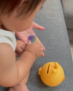 ベビパeduを初めて1ヶ月。はやり習慣づけると覚えるものだなと思いました！お名前呼んで自分の名前だなって認識できるようになったり✨貯金箱に入れるのも少しずつ上達していって😊パン屋さんの手遊びも親&hellip;のInstagram画像