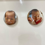 aky30『みんなのバッチ』というアプリから、写真マグネットを注文しました。アプリで簡単に編集、注文できて届くまで早かったです。母の日、父の日の前に知っていたかったな😅私はキッチンボードに&hellip;のInstagram画像