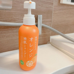 石澤研究所　植物生まれオレンジ地肌シャンプーテクスチャーは綺麗な透明のオレンジ色頭皮の上で泡立てると、爽やかなオレンジがふわっと香ります🍊洗い上がりはベタつかずスッキリ！なのに乾燥せず&hellip;のInstagram画像