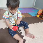 '『叱らない育児』を提唱するベビーパーク教室レッスン用教材『ベビパEdu』📚🐤🍎🦁'教材が届いてから、約1ヶ月経ちました！！'『りんごと青虫のひも通し』は、はじめはひもをぶらーんとして&hellip;のInstagram画像