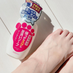 薬用柿渋　帰ってスグの足洗いソープ仕事場がクーラーなくて、毎日汗だくです🤣ずっとスニーカー履いてるから、帰宅したらすぐ足だけでも洗いたい私😇足指、足甲、足裏の気になる臭いスッキリ✨ニオイの原因菌&hellip;のInstagram画像