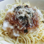 カネ吉さんのだしふり いわしを使ったお料理です一枚目｢なめ茸と大根おろしの和風パスタ｣冷水でしめたパスタ麺に、なめ茸と大根おろしをのせて、ポン酢やめんつゆをかけます。仕上げにだしふりをたっぷりか&hellip;のInstagram画像