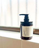 くせ毛なのでどうしても髪の毛がうねりやすいです😞あとパサつきやすいのでcocone クレイクリームシャンプーを使ってみました😊シャンプーは泡立つイメージですがクリームタイプなのでトリート&hellip;のInstagram画像