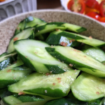 最近義父作ったきゅうりをよく持ってきてくれるのできゅうり多めの食卓。浅漬けにすると一瞬でなくなるんですが、最近立て続けに作ってるからマンネリ気味？なのでうめこんぶ茶でちょっと味変。玉露園さんの梅た&hellip;のInstagram画像