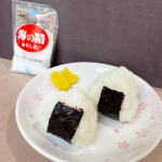 ..お腹が空いた時には🍙が1番。今回使った塩🧂は、伝統海塩「海の精あらしお」。海水100%伊豆大島産🌊いつも使っている塩よりもしっとりしてる感じが👀！シンプルなおにぎりだと1&hellip;のInstagram画像