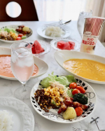 Qummyのサラダセットでもりもり野菜ごはん。　忙しい、けど、家族に野菜を品数多く摂らせたい！って思っている主婦にはめちゃ嬉しいサービスだったよ♡私が食べたのは、①オレンジピールと緑&hellip;のInstagram画像