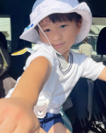 糸でできたボタン🧵をお試しさせてもらったよ✨おぱるちゃんの夏帽子に👒..糸でできてるから割れる心配ないし、同色の糸がついてるからそれでカンタンに付けられたよ〜！パッと自分の帽子がどれ&hellip;のInstagram画像