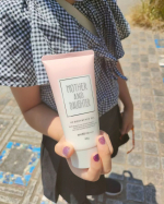 紫外線対策〜☀⁡⁡⁡夏休みに入って、⁡毎日外遊び〜🚲🦋👒⁡⁡今日も虫探しに&hellip;⁡4日連続🥵⁡今年の日差しは、⁡すごく強い気がしてならないです&hellip;⁡🤔⁡日焼け止めも塗ってるけど塗り直&hellip;のInstagram画像