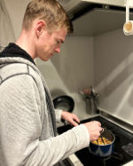 オランダ🇳🇱から帰国した日、長時間フライトでめちゃくちゃ死んでたら、Lukeがおうどんを作ってくれました😭❤️キンレイの味噌煮込みうどん🍲、冷蔵庫にあって助かった〜😭水入らずでお鍋に入れるだけ&hellip;のInstagram画像