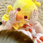 ⁡⁡約１ヶ月『べビパEdu』を体験。色どころかシールを貼るのも際どかった娘ですが台紙からシールを剥がして、貼れるとこまで成長✨同年代はもう少し出来たりするのかな？まぁそこは娘のペースに任せ&hellip;のInstagram画像