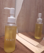 最近使い始めたクレンジングオイル🌟  KINS 🌟旦那に「スキンケア変えた？」って気づかれた！いつもより顔色がいいって☺️メイクや皮脂はしっかりオフしてくれるのに、洗いあがりは潤い感じた🧡&hellip;のInstagram画像