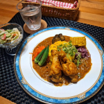 .夏はスパイスがガツンときいたカレー食べたくなりますよね？ということで、実家の家庭菜園のトマトをベースにした無水カレー手羽元を焼き付けて一旦取り出したらみじん切りにした玉ねぎとにんにくを炒め&hellip;のInstagram画像