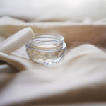 ✧u0040utukcia さんのオールインワンジェル、しあわせ想い！え、パケかわよ。キラキラなパケの中には金箔もはいってて、なんか縁起もよさげ！&larr;？！ツボクサエキス配合のオールインワンジェ&hellip;のInstagram画像