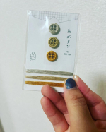 とってもエコなボタン♡ご紹介いただきました！！！全部糸でできてるの！すごくない！？だけど、ちゃんとしっかりボタンとしての活躍もしてくれて、、ちょーど娘のワンピースの1番下のボタンとれてた&hellip;のInstagram画像