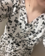 ＊【モノトーン花柄ワンピース】胸が大きい人でもゆったり着れるのが特徴のワンピです😊Vネックで小顔効果🙆🏻&zwj;♀️手首足首が見えるデザインで華奢見えるし後ろのウエスト部分がシャーリングデザインなの&hellip;のInstagram画像