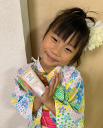 🍀子供もだって日焼け止め塗りたい！娘が私に言ってきた😂ママは日焼け止めする？蘭も日焼け止めしたいーって🥺 マザーアンドドーターUVボディ＆フェイスジェルN SPF50 PA++&hellip;のInstagram画像