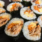 .最近お気に入りになった『キンパ』🍙✨次男がすっごく食べました🤭❤️.のり敷いてご飯広げて味付けしたお肉と人参と卵焼きと、キムチやたくあんなんかも乗せて♬.以前、催事で見かけた梅ひじき&hellip;のInstagram画像