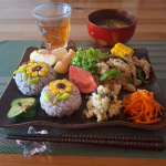 .先週のテレワークランチ使ってしまいたかった鶏むね肉と舞茸、ピーマンを適当に炒めて😆後は先日の #もみしそ 入り #大人のポテトサラダ と #キャロットラペ もね🎵そして #雑穀おにぎり &hellip;のInstagram画像