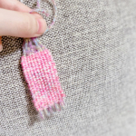 🧶不器用の私が編み物♡キーホルダーを作ってみたよ☺️u0040kwgc_inc 様のポケおりってポケットサイズの織り機を使うと簡単に可愛い編み物が作れちゃうの🥹数種類の糸も同封されて&hellip;のInstagram画像