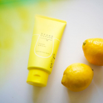 ✧ビタミンC美容液が大人気のさ、ケアナボーテシリーズのさ、このスクラブ洗顔オカワリした。なぜなら、私ランキング洗顔部門第1位だから。これめっちゃいいんよ程よいスクラブ感、洗い上がりの程よいスッ&hellip;のInstagram画像