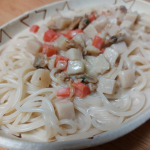 赤城食品の「北海道パスタ」が美味しい。もちぷりっ。いつもの手抜きレンチン調理なのに、このパスタはぷりぷり感がすごい。追加購入決定！お気に入りの、野菜をMOTTO「あさりと国産野菜の濃厚クリー&hellip;のInstagram画像