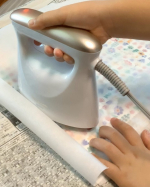 🐝　みつろうラップ　🐝夏休みということで、小学生の子供と作ってみました☺️商品の中身はみつろう布(かわいいデザインや色々な種類があるみたいです)自分で用意するものはアイロン新聞紙&hellip;のInstagram画像