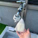 ペリカン石鹸Outdoor soap(アウトドアソープ).お外遊びのお供に最高な手洗い石鹸🎵うちではお庭の水道にぶら下げて使っています！ハーブの香りがスーッとしてとっても良い匂い💕皮脂をし&hellip;のInstagram画像