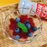 今日のおやつ。ぶどうゼリー🍇ぶどうゼリーをつぶしてオリゴのおかげをかけて庭のブルーベリー🫐とミントを添えて。簡単ひんやり腸活おやつの完成😋さっぱり美味しかった〜#PR #塩水港精糖株式会社&hellip;のInstagram画像