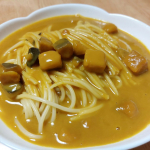 パスタ好き。食べるの面倒だなーと感じることがあるけど、食べなきゃいけない。だから、ひたすら好きなものを食べるっ。盛り付け考えてないから毎回こんな見映えになるけど気にしない！レンチンパスタをケー&hellip;のInstagram画像