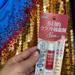 衣装にはラインストーンがびっしり貼ってあります。でも激しく踊るうちに、どうしてもポロポロ剥がれ落ちる&hellip;ので、ショー前にメンテナンスは必須。今回はこちらの接着剤　多目的クラフト接着剤Ne&hellip;のInstagram画像