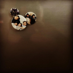 🐭あら&hellip;隠れミ○キー🩵🩵何かすることないかな〜っと子どもたちウロウロして冷蔵庫のマグネットで遊んで消えてる🫣笑大きいサイズ買っておけば誤飲の心配はないから、幼児の手指運動にもなるんじゃない&hellip;のInstagram画像