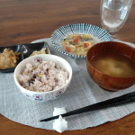 手抜きに見えない👏夏休みお疲れママは、ちょっと手を抜いてワタミの宅食ダイレクト"いつでも三菜"を使ってるよ🤭主菜+副菜2つがセットになってて電子レンジで温めるだけ！！メニューが豊富だし、&hellip;のInstagram画像