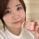 ニードル入りのジェル疲労回復のイメージがあるタウリンを針状にして混ぜ込まれたジェル。タウリンのほかにヒアルロン酸、ナイアシンアミドも入っているそうで、保湿感があります。化粧水と乳液の間に美容液&hellip;のInstagram画像