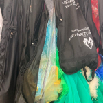 夏はショーシーズン。ダンスのショーに出演する日々。プロ控室には沢山の衣装がハンガーにかかります。ドレスカバーはみんな似ているので、朝イチにかけたマイドレスがいざとなったら見つからなかったり、畳ん&hellip;のInstagram画像